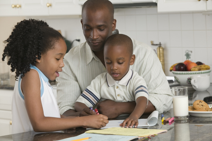 father colorig with kids