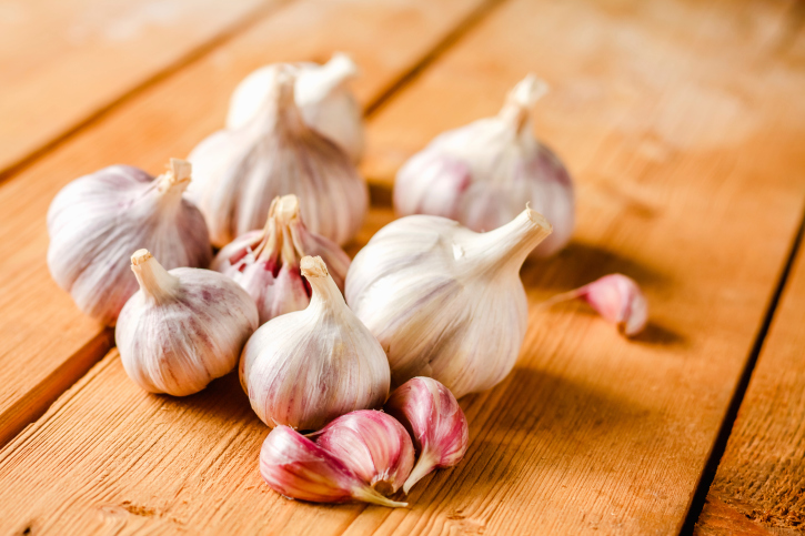 benefits of eating raw garlic in empty stomach